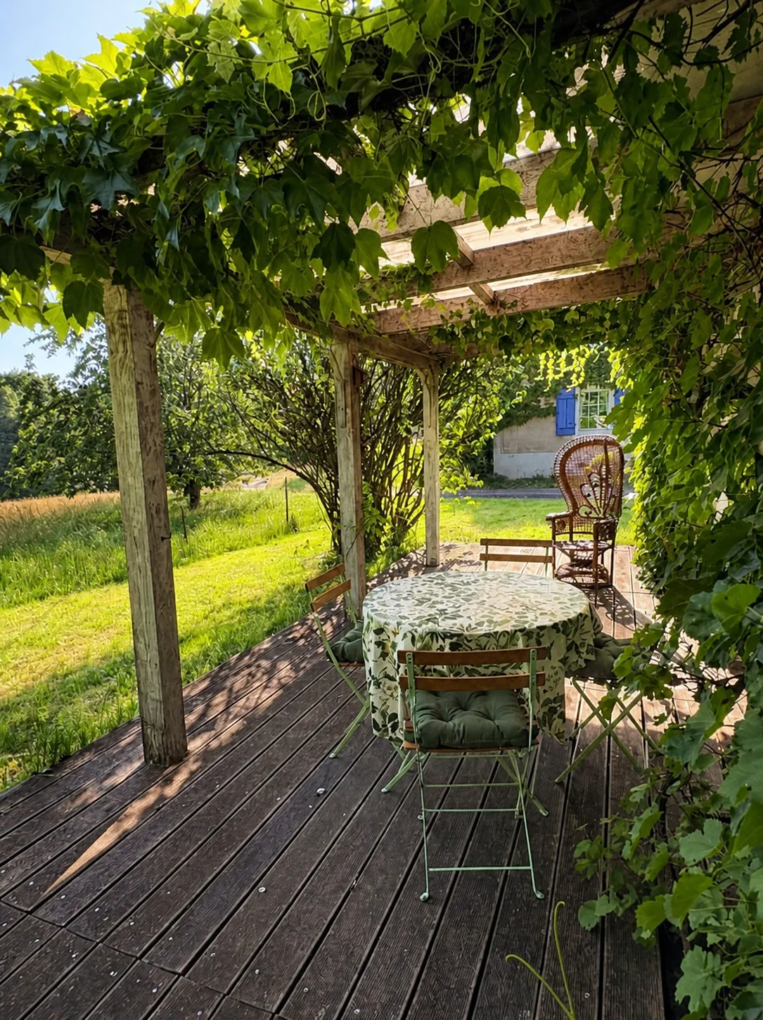 L’Atelier de Fernand, table installée dans le jardin