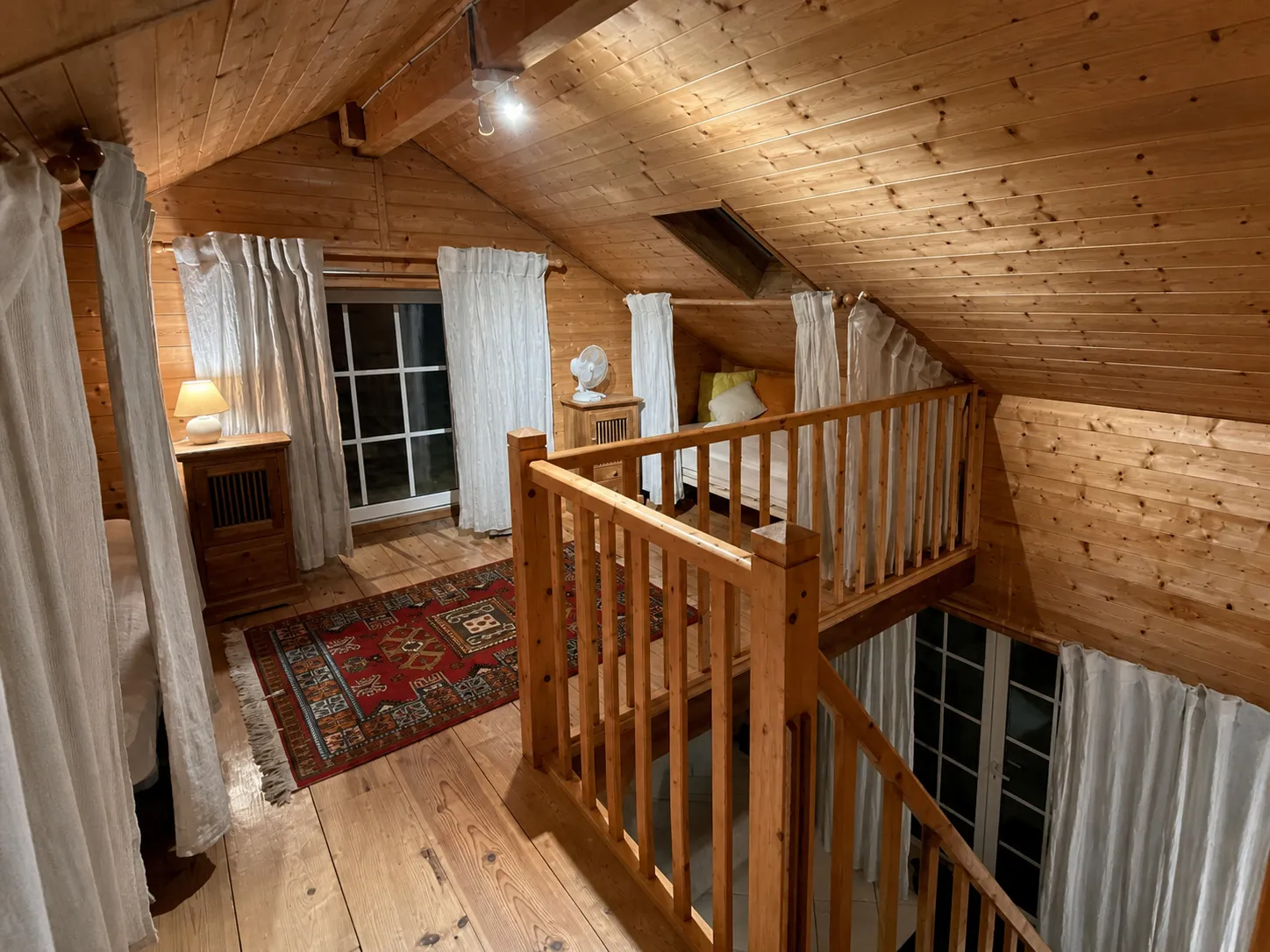 Le Petit Gîte, escalier et passerelle en bois