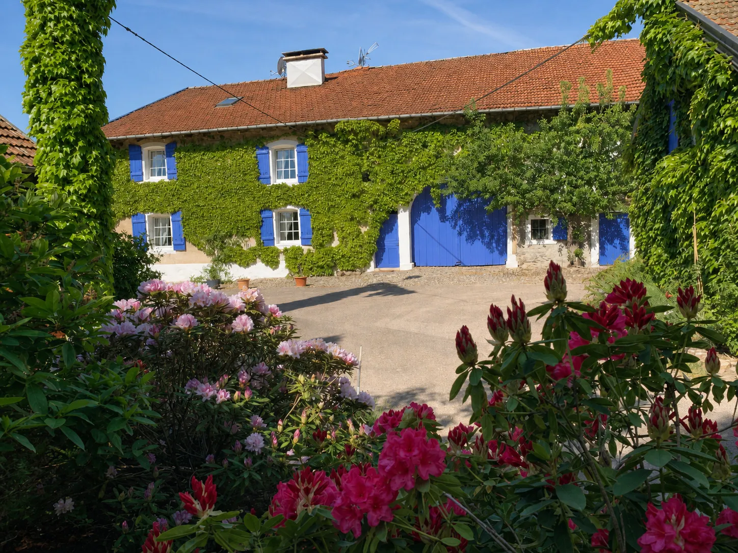 L’Hirondelle, façade et jardin fleuri