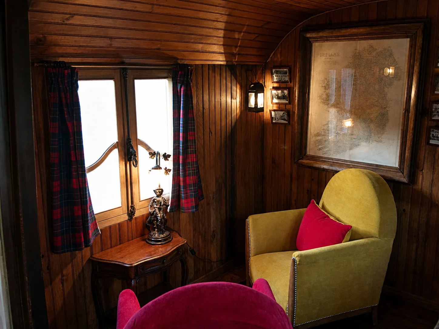 La Roulotte « Blue Lady », intérieur boisé de la roulotte