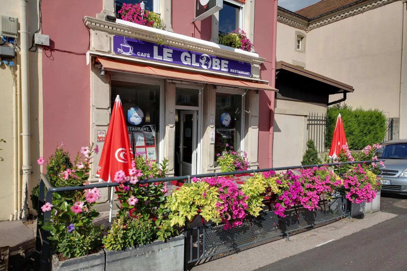 Façade fleurie du restaurant Le Globe à Remiremont