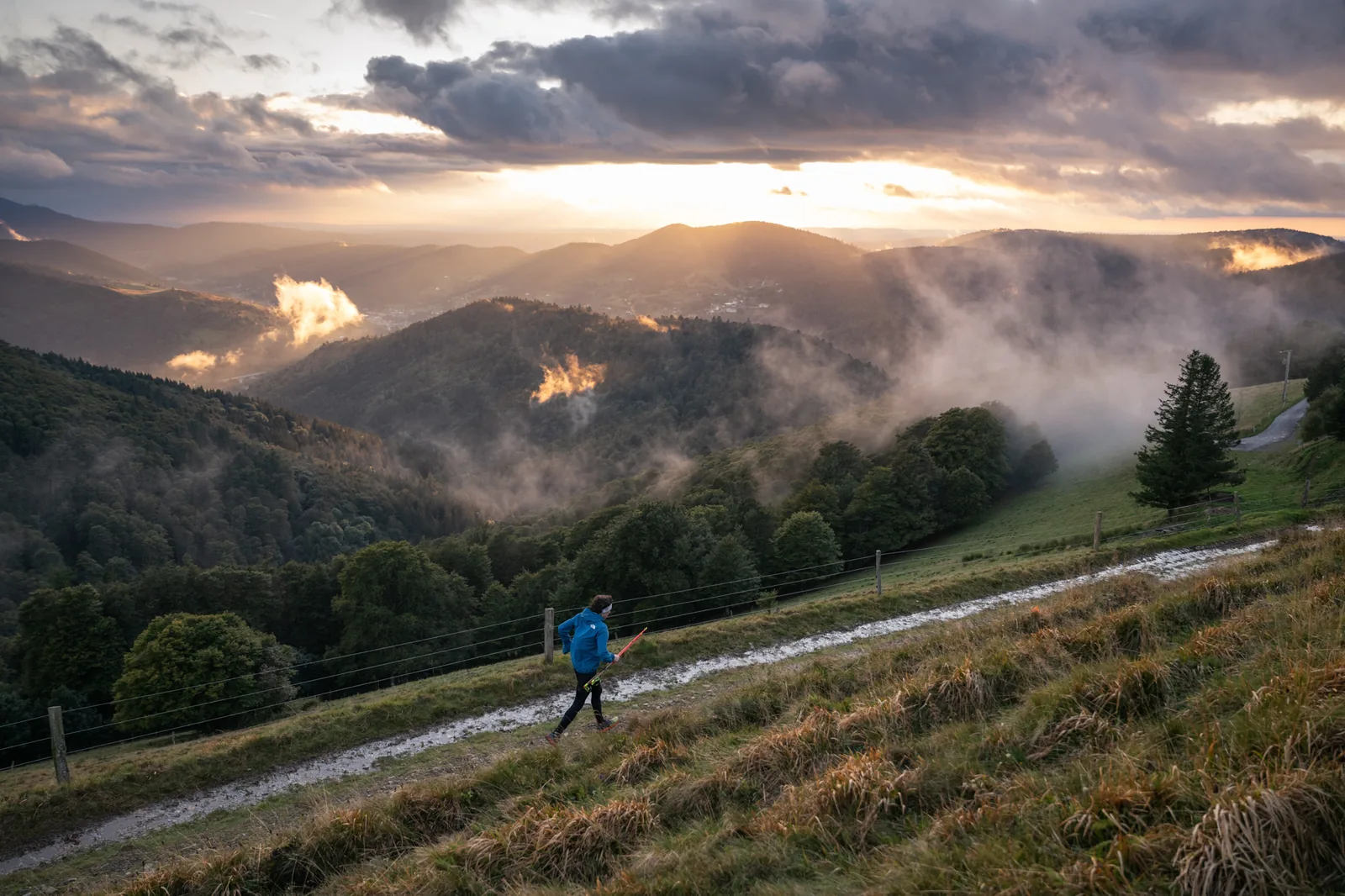 Coureur de l’Infernal Trail sur une crête vosgienne