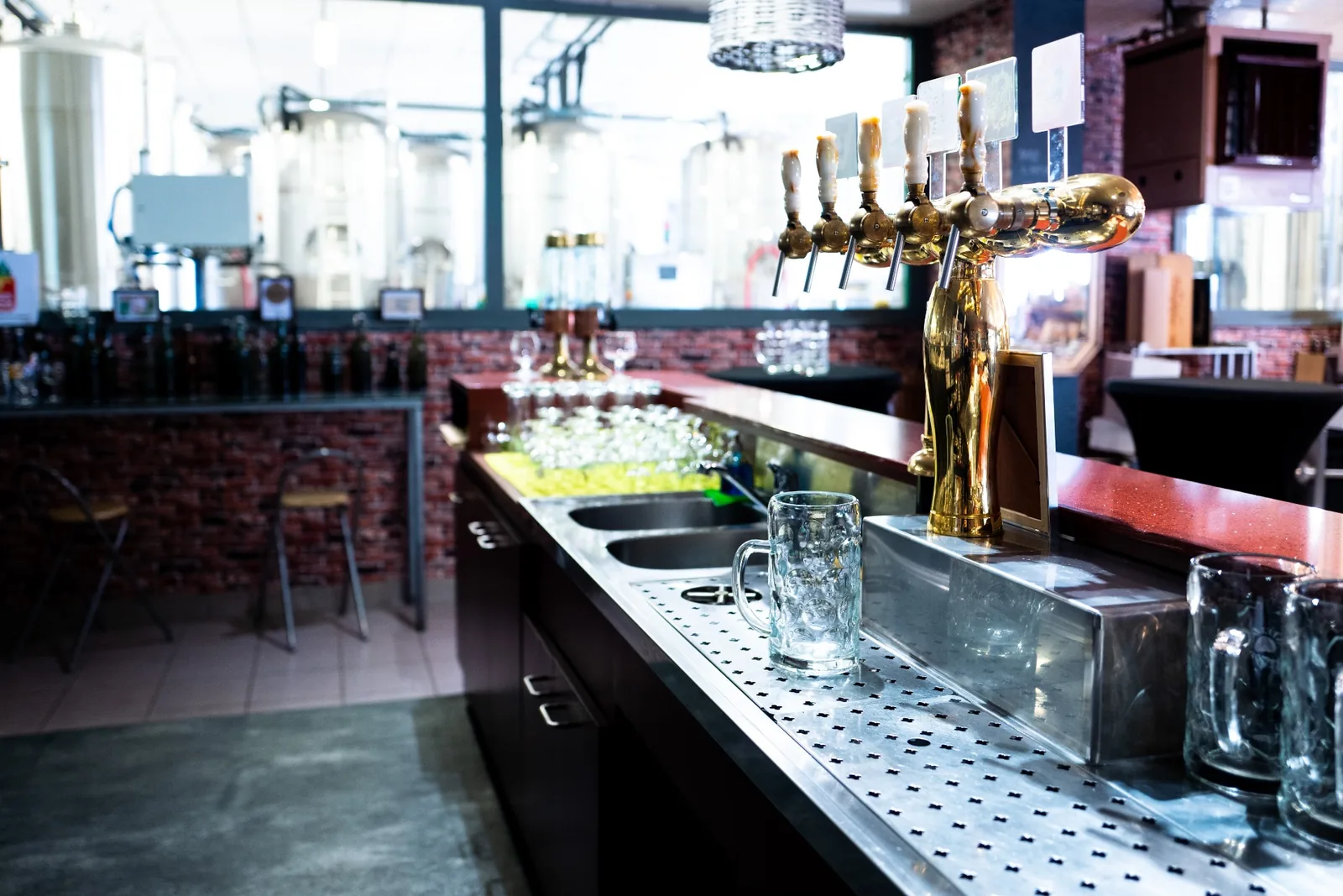Comptoir et tireuses de la Brasserie La Madelon