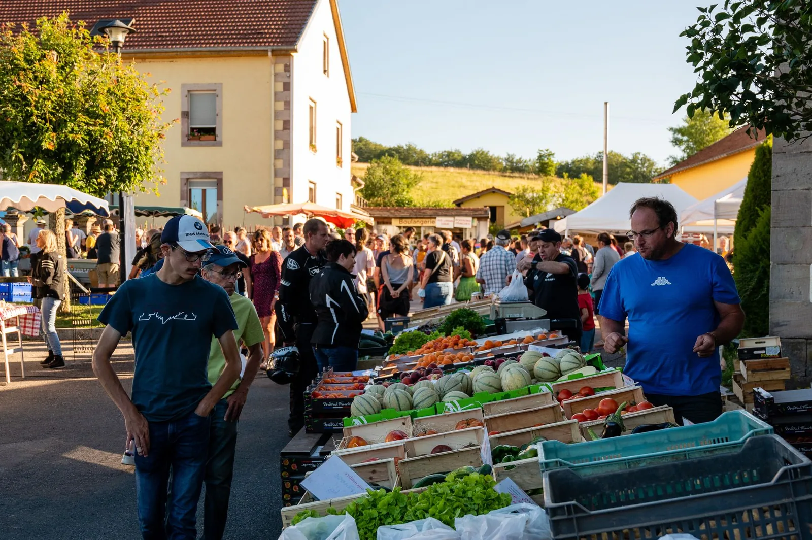 Étal de légumes au marché nocturne du Girmont-Val-d’Ajol