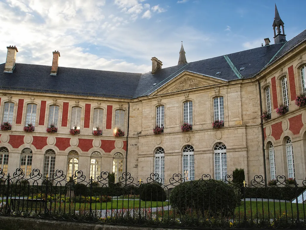 Cour arborée de l’ancien palais abbatial de Remiremont