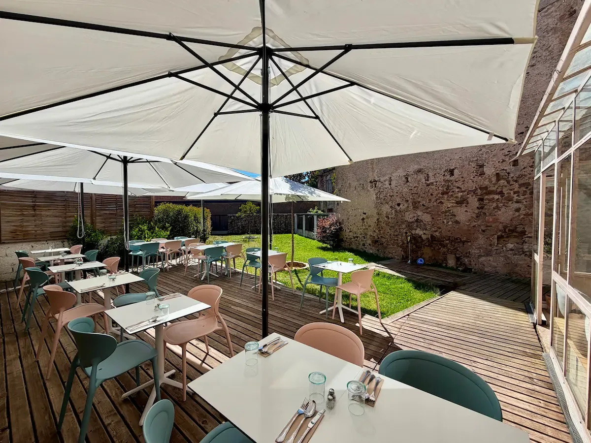 Terrasse dressée du restaurant Saison à Remiremont