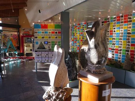 Roches et présentations scientifiques dans le musée Terrae Genesis