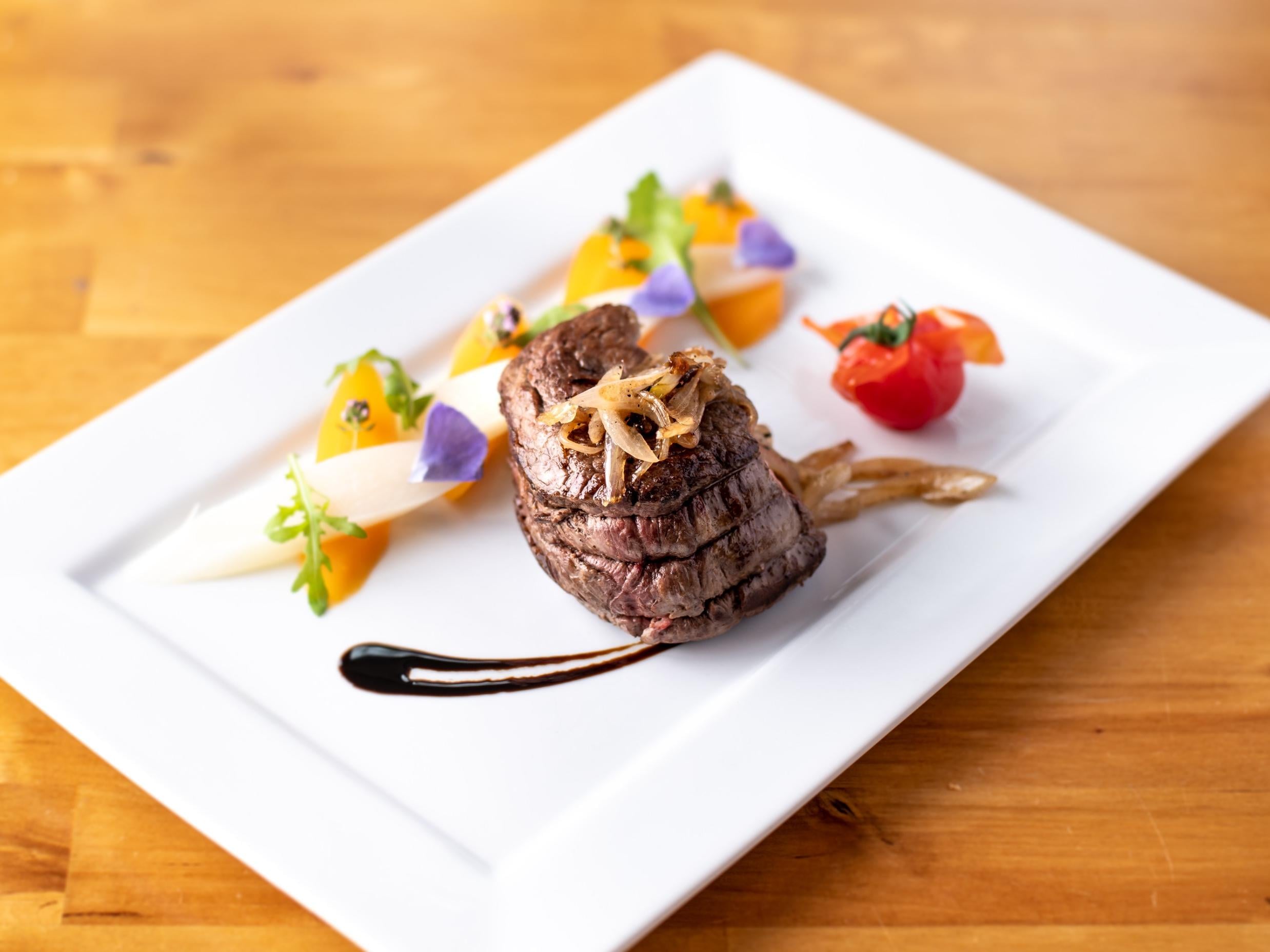 Plat de viande accompagné de légumes, présenté dans la galerie du restaurant La Vigotte